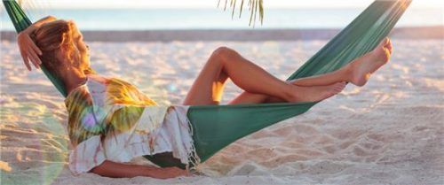 Entspannt die Auszeit genießen: Mit der Reiseapotheke im Gepäck ist man bestens vorbereitet. Foto  Jasmina007/gettyimages.com/UPD/akz-o