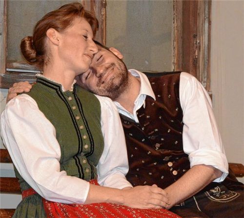 Entwickeln sich zum patenten Paar und wählen nicht wie ihr Skakespearsches Vorbild den Freitod: die Verliebten Poldi (Konrad Hamberger) und Agerl (Barbara Bichler).Foto ammelburger