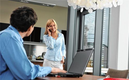 Erfolgreich gründen: Damit beispielsweise die Kommunikation mit den Kunden von Anfang an gut klappt, können Gründer auf die Tipps setzen, die Unternehmensberater und Marketingexperten ihnen im Rahmen der Gründerpreis-Workshops im Herbst 2018 mit auf den Weg geben. Fotos avm/dpa/re