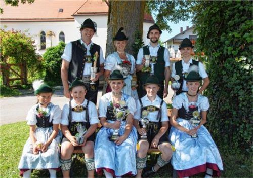 Erfolgreiche Plattler: Vorne (von links): Maja Stangl, Sebastian Schatz, Maxima Stangl, Korbinian Wagner, Greta Unterseher; hinten (von links): Christian Steiner, Stephanie Schmaus, Sepp Stuffer, Dominik Riebow.Foto re