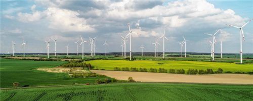 Erneuerbare Energien wie die Windkraft gelten als Zukunftsbranchen mit Investmentpotenzial. Teilhaben können Anleger über spezielle Fonds und Aktien, aber auch grüne Anleihen. Die EU will das fördern. Foto pleul/dpa