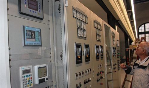 Fachkundiges Interesse wurde auch den Schaltschränken entgegengebracht. Übersichten zeigen, welche Turbine gerade wieviel leistet.