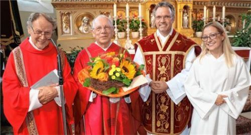 Feierten gemeinsam den Gottesdienst (von links): Diakon Hans Weber, Pfarrer Johannes Weindl, Pfarrer Paul Janßen und Gemeindereferentin Regina Haas. Foto Rehberg
