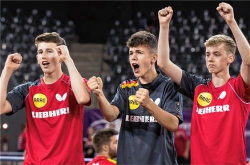 Felix Wetzel (Mitte) bejubelt den Medaillengewinn des deutschen Teams mit Benno Oehme (links) und Cedric Meissner.Foto Steinbrenner