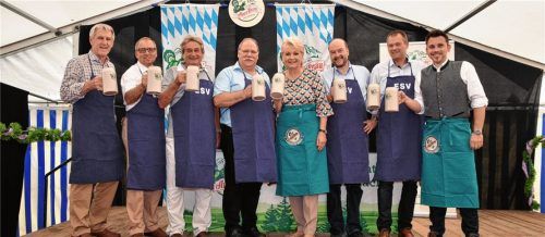 Festeröffnung: Engelbert Pertl (von links), Robert Metzger, Franz Dassow, Horst Spensberger (alle ESV) Oberbürgermeisterin Gabriele Bauer, Dr. Wolfgang Bergmüller, Josef Himmelstoß (beide ESV) und Auerbräu-Vertreter Markus Brenner freuen sich auf zahlreichen Besuch.Foto  Schlecker