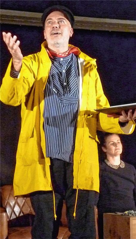 Frank Piotraschke als Käpt’n Blaubär: Da darf die gelbe Regenjacke natürlich nicht fehlen.Foto  Janeczka