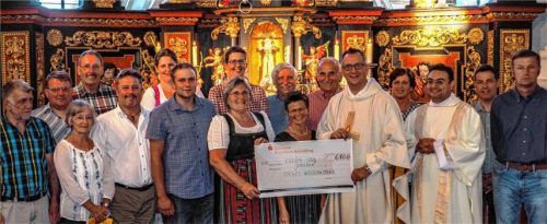 Freude über einen beachtlichen Festerlös für die Orgelsanierung herrschte bei der Übergabe des Spendenschecks. Foto Aerzbäck