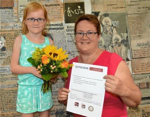 Freuen sich über den tollen ersten Preis: Elisabeth Nicklbauer und ihre Tochter Johanna nahmen in der Redaktion des Mühldorfer Anzeigers den Gutschein für das Hotel Adler in Warth entgegen. Foto Enzinger