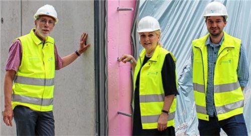 Freuen sich über die reibungslos laufenden Baumaßnahmen zum Hochwasserschutz in Oberwöhr (von links): Paul Geisenhofer (Wasserwirtschaftsamt), Oberbürgermeisterin Gabriele Bauer und Projektleiter Florian Braun. Foto  re