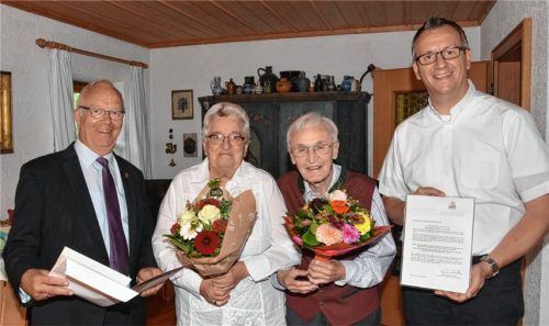 Freute sich über Besuch zur diamantenen Hochzeit: Ehepaar Georg mit Bürgermeister Anton Heindl (links) und Domkapitular und Dekan Daniel Reichel (rechts).Foto Schlecker