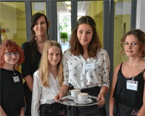 Fünf der acht Initiatorinnen bei der Eröffnung des Cafés Fair. Fotos Heise
