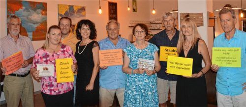 Für eine Neuordnung der Stichtagsregelung: Bezirksrätin Christine Degenhart (Vierte von links) und Betroffene aus dem Landkreis Rosenheim, darunter Helmut Hepp (links), Helmut Köpke (Dritter von links), Werner Heimbeck (Mitte) und Josef Scheck (rechts). Foto Huber