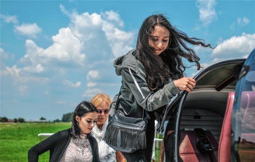 Für ihr „Patenkind“ Carina (links) – hier mit deren Freundin Jennifer – tut Inge Schönberger (hinten) fast alles und steigt anlässlich des gemeinsamen Ausflugs der Endorfer und Stephanskirchener Paten zum Schuljahresende sogar ins Flugzeug. Fotos Thomae