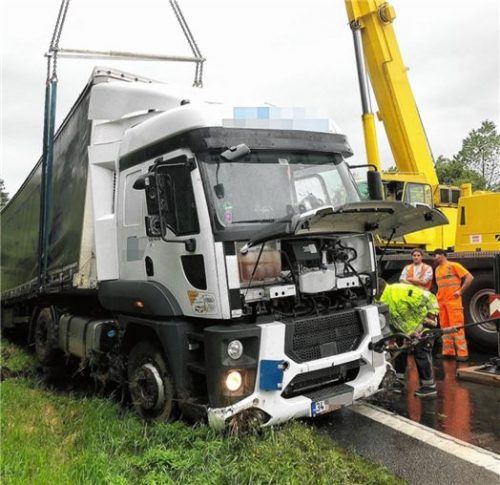 Fuhr sich im Grünstreifen fest: der Lkw auf der A8. Er musste mit einem Spezialkran geborgen werden. Foto Reisner