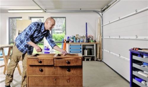 Garage mit Zusatznutzen: Wer die Fläche regelmäßig für sein Hobby nutzt, sollte auf eine gute Wärmedämmung achten. Foto  djd/Hörmann KG
