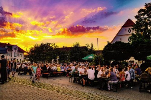 Gemeindelauf mit Rekordteilnahme und Dorffest mit grandiosem Abendhimmel