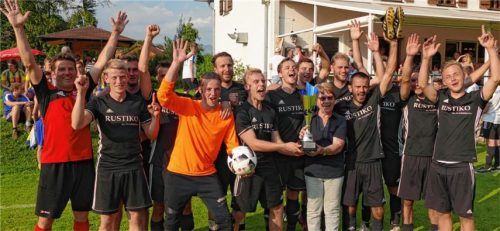 Gerlinde Mayerl überreicht dem Spielführer des Turniersiegers ASV Flintsbach den Wanderpokal.Foto Hoffmann