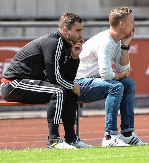 Gespannte Blicke vor der Landesliga-Heimpremiere: Wasserburgs Trainer Leo Haas (rechts) und Co-Trainer Niki Wiedmann.Foto Ziegler