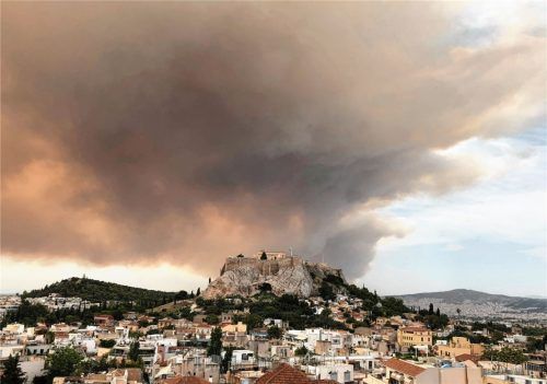 Gespenstische Szene: Eine Rauchwolke färbt Teile des Himmels über der Akropolis dunkel ein. Foto dpa