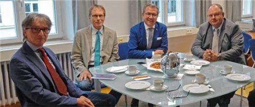 Gesprächsrunde im Amtsgericht: (von links) stellvertretender Geschäftsleiter Christian Kriechbaum, Geschäftsleiter Albert Dirnberger, Landtagsabgeordneter Klaus Stöttner und der Direktor des Amtsgerichts, Ralf Peter. Foto re
