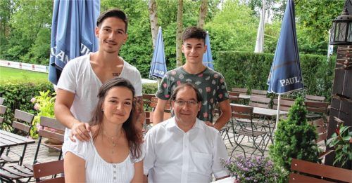 Giovanna und Amedeo Costanzo mit ihren Söhnen Giuseppe und Marco im schönen Biergarten, der sich bestens zum Einkehren eignet. Fotos auer