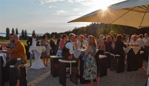 Glück mit dem Wetter am sonnigen Montagabend hatten die Organisatoren des Sommerempfangs der Wirtschaftsregion Chiemgau. Im Hintergrund: der Chiemsee. Fotos Detzel, Buchner, Sennhenn