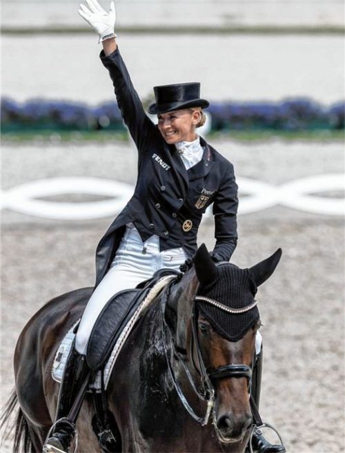 Große Freude herrschte bei Jessica von Bredow-Werndl nach dem Sieg mit der deutschen Dressurmannschaft beim CHIO in Aachen.