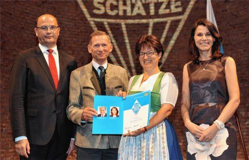 Große Freude über die Auszeichnung herrschte bei (Mitte) Rupert Wörndl und Martina Stoib vom Frasdorfer Heimat- und Kulturverein, die die Urkunde vom bayerischen Heimatminister Albert Füracker und von Wissenschaftsministerin Prof. Dr. Marion Kiechle überreicht bekamen. Fotos re