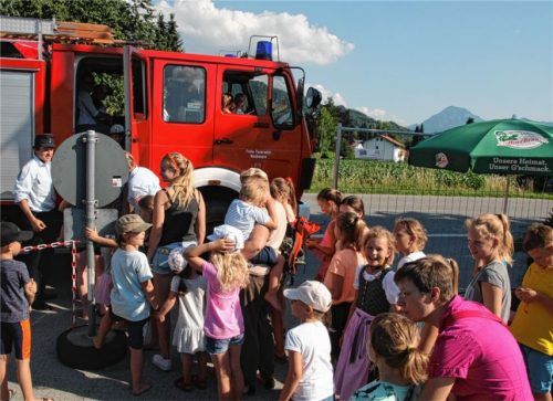 Großer Andrang herrschte am Feuerwehrauto. Jeder wollte einmal mitfahren.Foto re