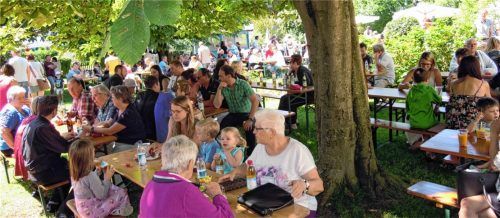 Großer Andrang und viel Freude unterm Kastanienbaum beim Fest der evangelischen Kirchengemeinde.