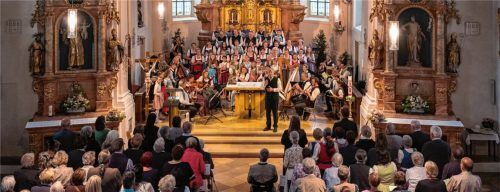 „Großer Gott, wir loben dich“: der Gemeinschaftschor in der voll besetzten Oberaudorfer Pfarrkirche. Foto Nietzsche