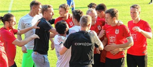 Großer Jubel herrschte beim TSV Wasserburg nach dem sehenswerten Tor von Dominik Haas (Zweiter von rechts).