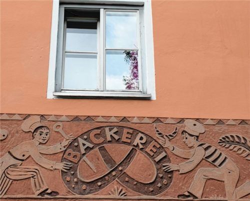 Großflächige Kunstwerke wie auf unserem großen Bild werden nur in Fotos für die Nachwelt erhalten bleiben, einige kleinere wie Hausnummern (kleines Foto) sollen, so der Wunsch, im Städtischen Museum ausgestellt werden. Fotos Frick