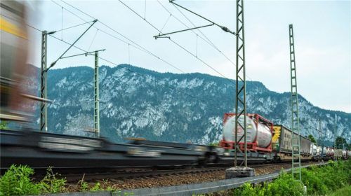 Güter auf der Schiene: Blick auf die bestehende Strecke in Richtung Süden und den Zahmen Kaiser. Foto stephan