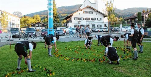 Gut 1200 bunte Lichter illuminierten den Bereich vor dem Bad Feilnbacher Rathaus hin zum Musikpavillon.Fotos  Strim