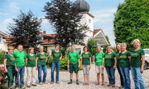 Haben auf dem Hof in Thansau ihre persönliche Freiheit gefunden (von links): Regina Domhan, Georg Käsweber, Susanne Dostal, Gisela Sitzberger, Imke Hartmann, Georg Kecht, Gerlinde Reith, Franziska Reith, Christiane Mayer, Gerti Käsweber, Nora Rohde und Hedwig Westner.Fotos Thomae