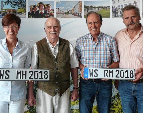 Haben sich für das WS-Kennzeichen eingesetzt (von links): Haags Bürgermeisterin Sissi Schätz, Franz Merkle und Georg Raab aus Rechtmehring sowie Rechtmehrings Bürgermeister Sebastian Linner.Foto red
