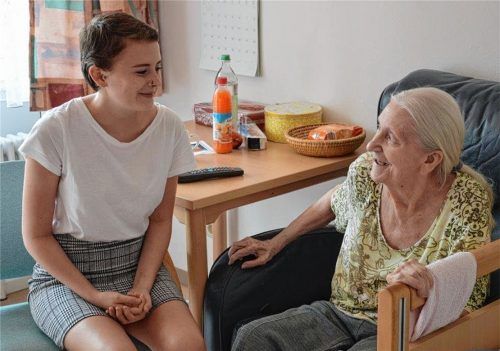 Hannah und Frau Höfler: Die beiden haben die gemeinsame Zeit beim Sprichwörterspiel genossen. Fotos Hampel