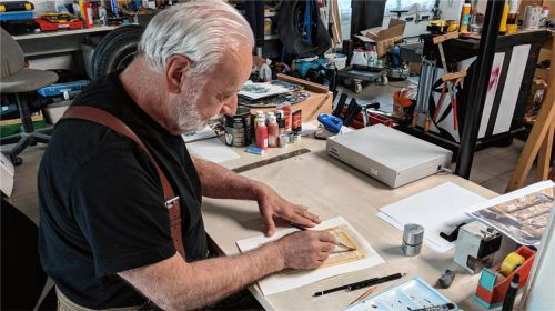 Hendrik Müller bei der Arbeit in seinem Atelier in Wölkam bei Halfing. Fotos Rauch