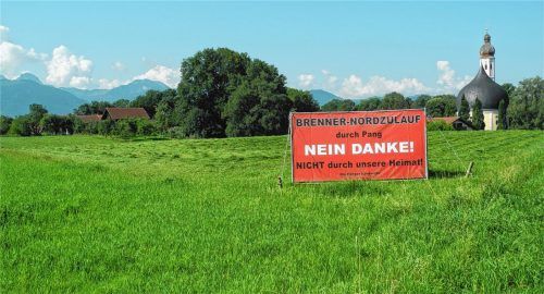 Hier geht es nicht lang, finden Panger Bürger und Landwirte, die gegen eine mögliche Trasse durch die Felder vorbei an der Jubiläumskirche am Wasen protestieren.