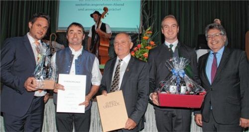 Holger Büttner aus dem Vorstand, langjährige Mitglieder Franz Jändl und Josef Prambs, Vorstandsmitglied René Stadler und Regionaldirektor Anton Kandler (von links).Foto wag