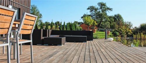 Holz in seiner natürlichen Form: Eine traditionelle Thermobehandlung macht die Dielen langlebig und robust – ganz ohne chemische Mittel oder Kunststoffzusätze. Foto  djd/swero.de