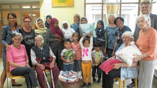 Im Bild die Endorfer Gruppe: Frauen aus Afghanistan, Syrien, Irak, Afrika und Bayern mit ihren Kindern: Sie nähten für Senioren aus dem Katharinenheim kleine Kuschelkissen. Links Heike Maas, Marianne Rödig, eine Wohnbereichsleitung, die den Impuls für die Spende an die Bewohner gab (Vierte von rechts) und Leiter Thomas Gögerl (rechts).Foto re