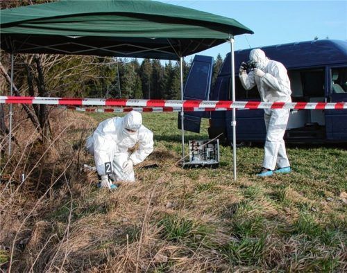 Im Einsatz: Beamte des Kriminaldauerdienstes bei der Spurensicherung. Fotos Polizei