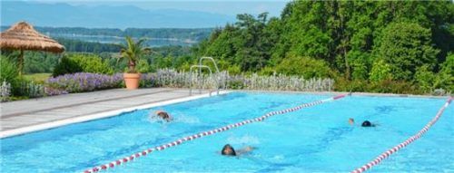 Im niedriger temperierten Aktivbecken genießen Thermenbesucher eine traumhafte Aussicht.