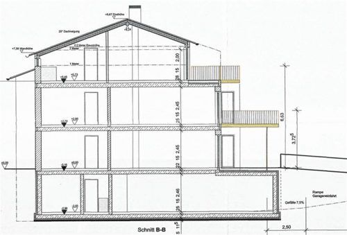 Im obersten Stock ist eine Dachterrasse (rechts) geplant. Die wird baurechtlich nicht bei der Berechnung der Grundfläche der Etage berücksichtigt. Das wiederum hat zur Folge, das diese zum Vollgeschoss deklariert wird, weil über zwei Drittel ihrer Fläche mindestens 2,3 Meter hoch sind. Markt Prien