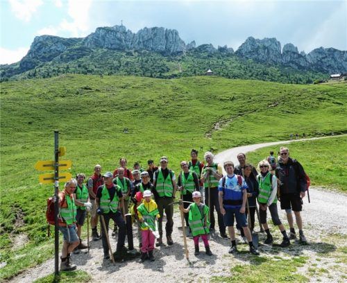 Im Schatten des Kampenwandgipfels kamen die Helfer zum Erinnerungsfoto zusammen. Foto re