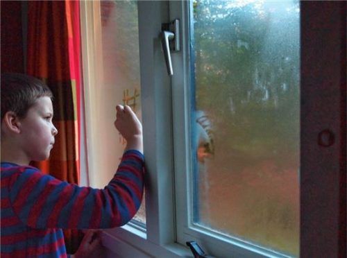 Im Sommer verdrängt man gerne die beschlagenen und undichten Fenster, mit denen man im Winter zu kämpfen hat.