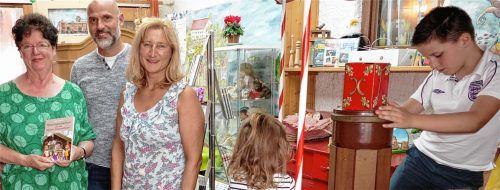 Im Verkaufs- und Spieleraum des Theaterhäusls: Dorle Dengg mit ihren engagierten Helfern Lothar Rösler und Gisa Kogler sowie spielende kleine Theaterbesucher.Fotos hoffmann