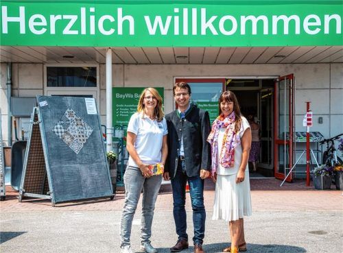 Im wahrsten Sinne des Wortes herzlich willkommen hieß der Niederlassungsleiter der

BayWa Kolbermoor, Anton Messerer, Prokuristin Susanne Hain (rechts) und Vertriebsleiterin

Elisabeth Floßmann.